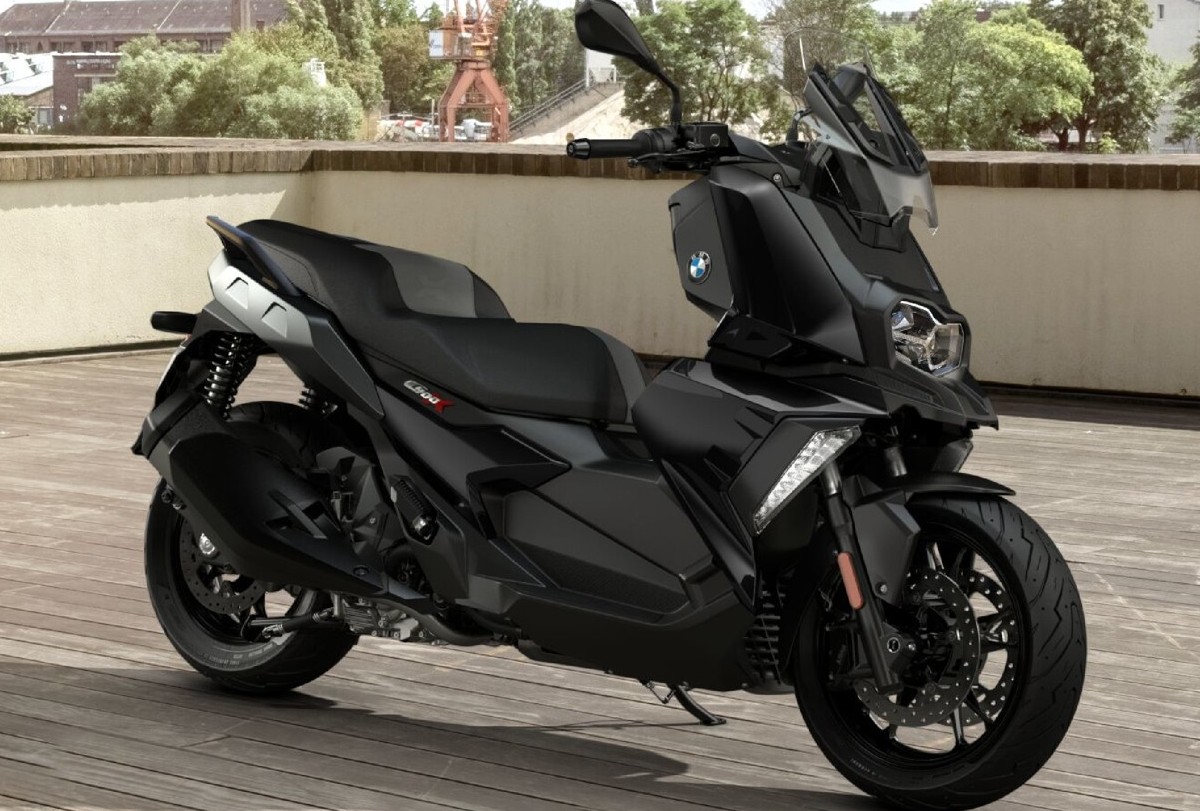 BMW C 400 X preta estacionada