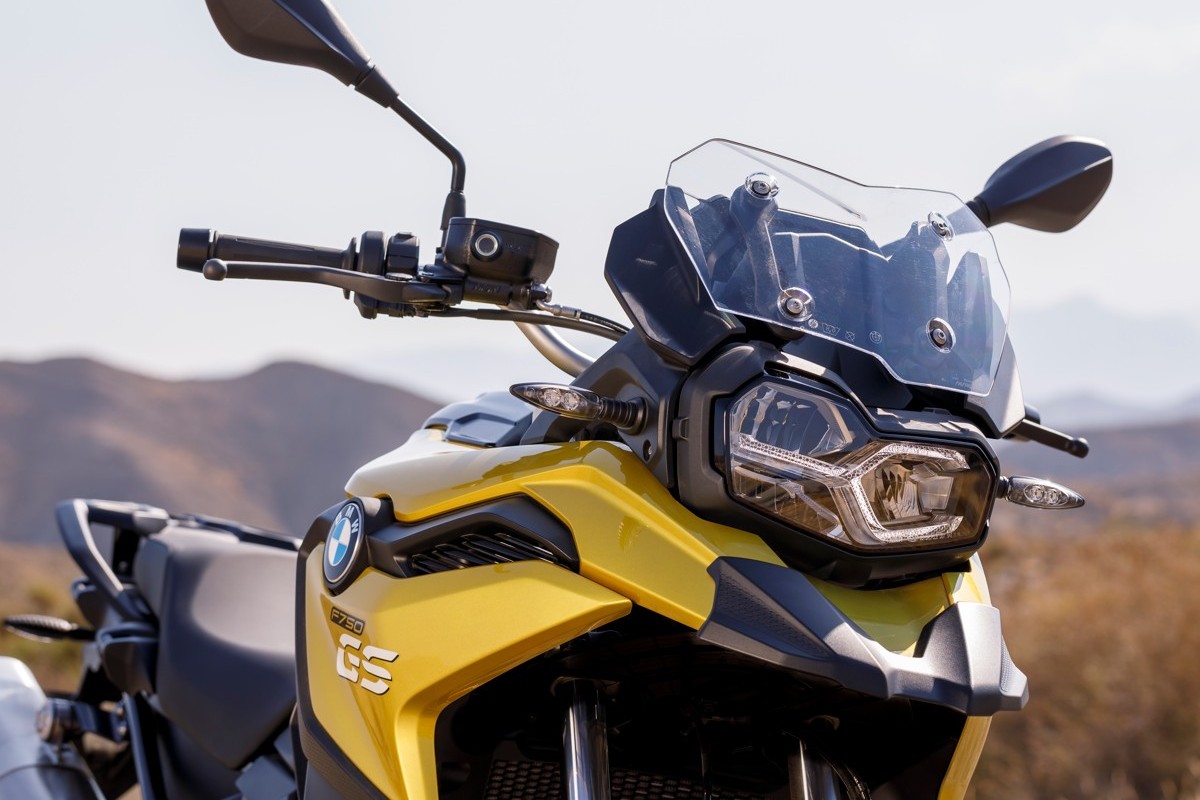 BMW F 750 GS vista frontal com símbolo