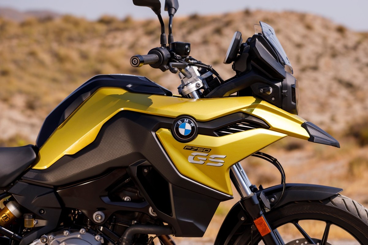 BMW F 750 GS amarela vista frontal lateral