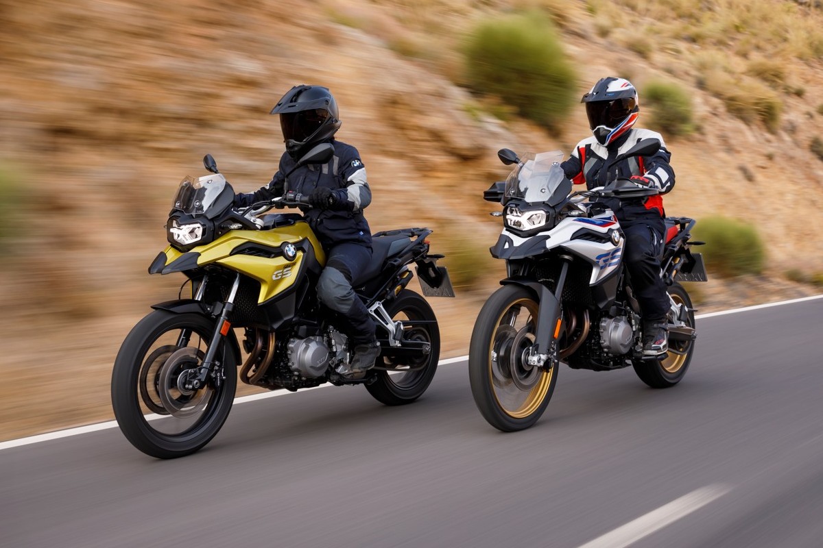 Homens pilotando BMW F 750 GS