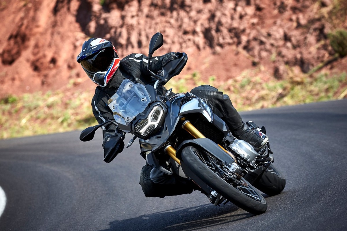 BMW F 850 GS sendo pilotada em curva