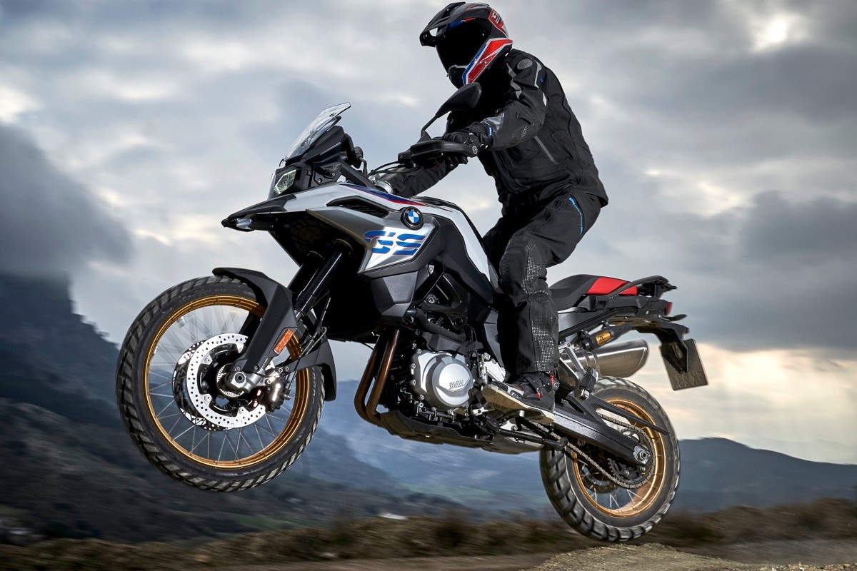 BMW F 850 GS em pulo em terra