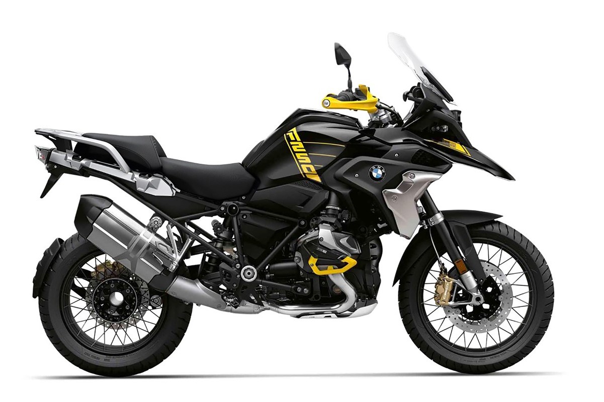 BMW F 850 GS preta estacionada