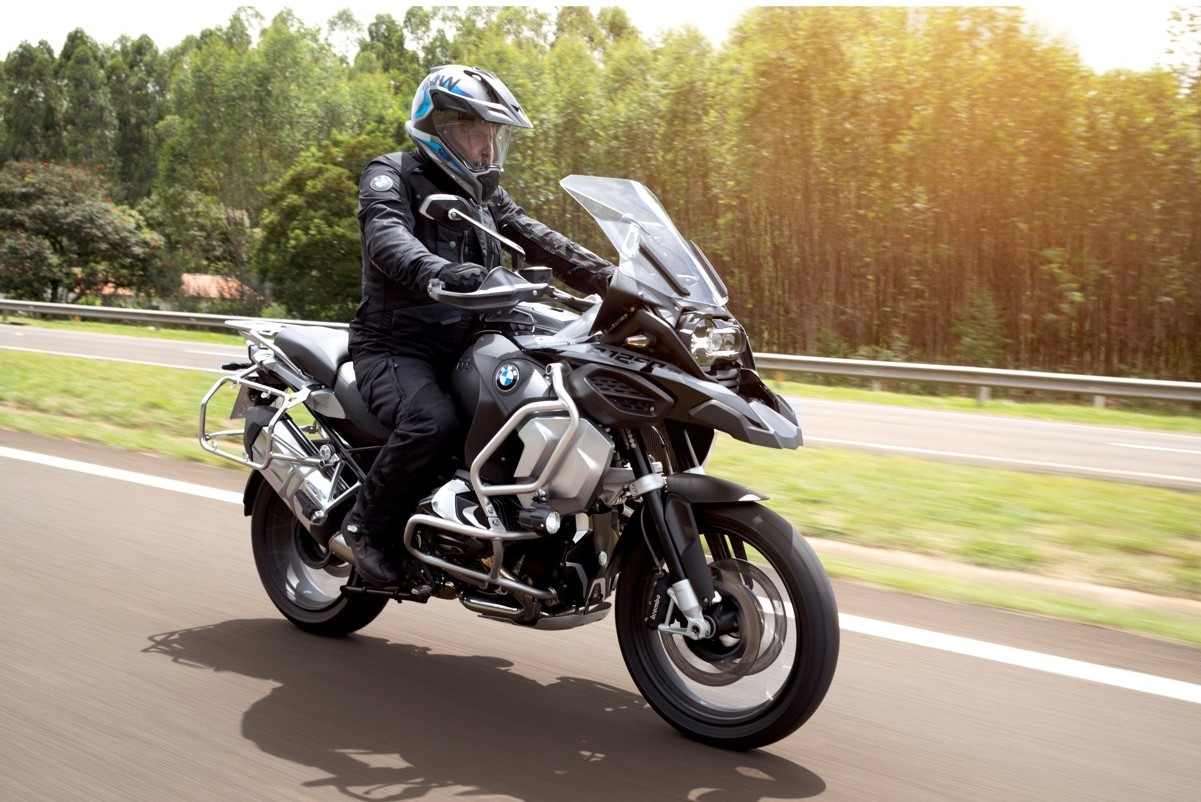 BMW F 850 GS em rodovia