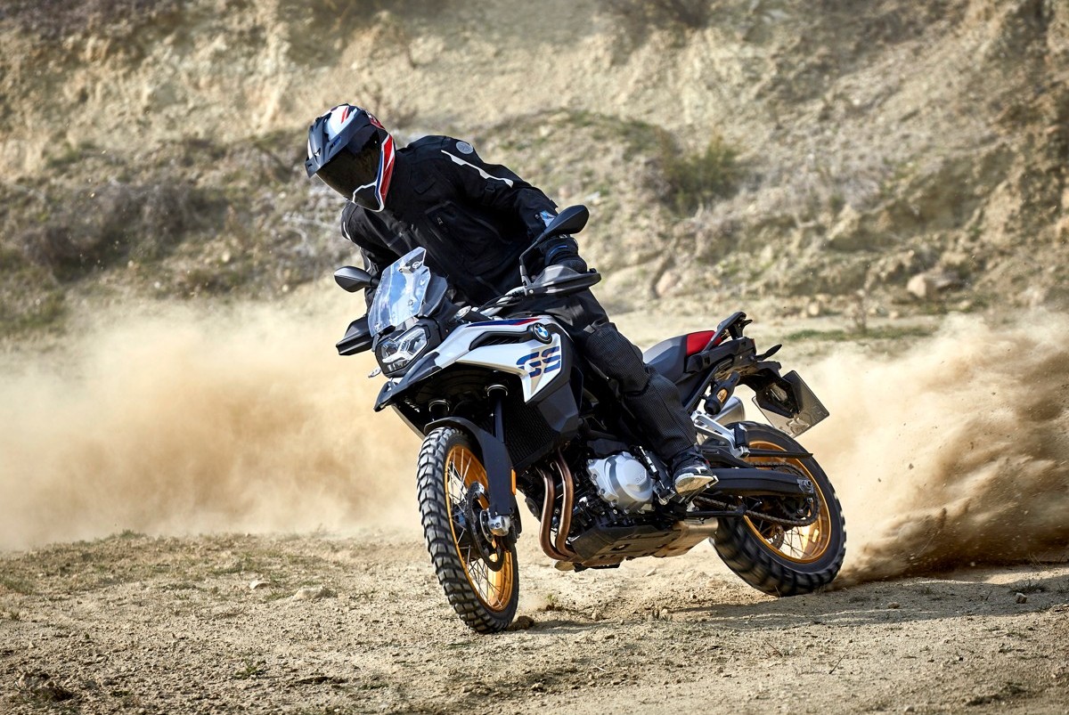 BMW F 850 GS em rua de terra