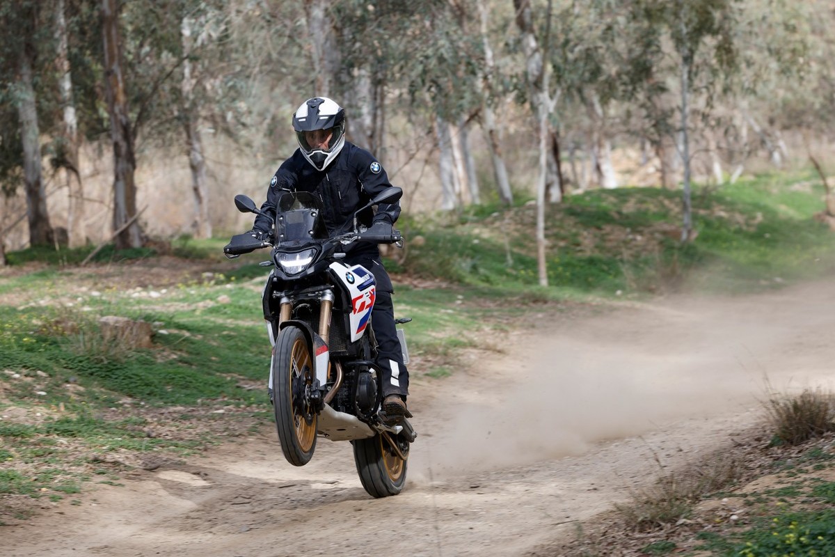 Homem pilotando BMW F 900 GS