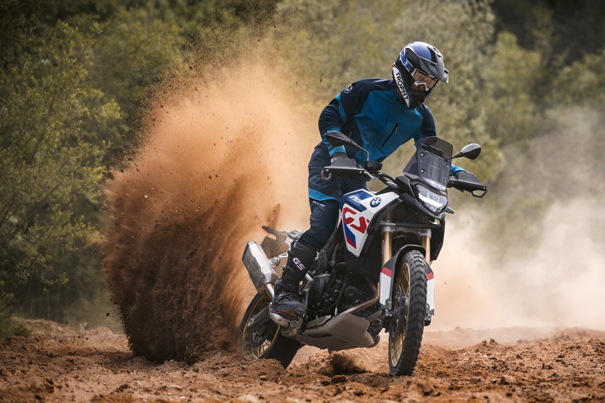 BMW F 900 GS em terra