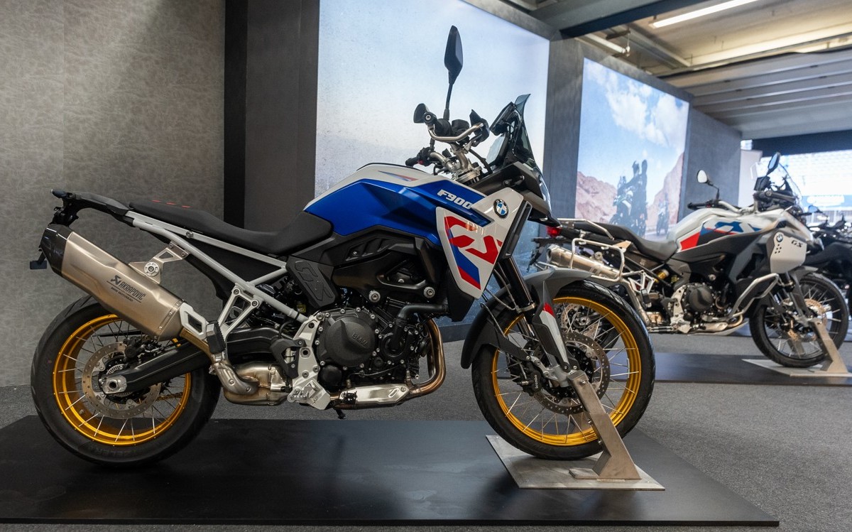 Detalhe da roda dourada BMW F 900 GS