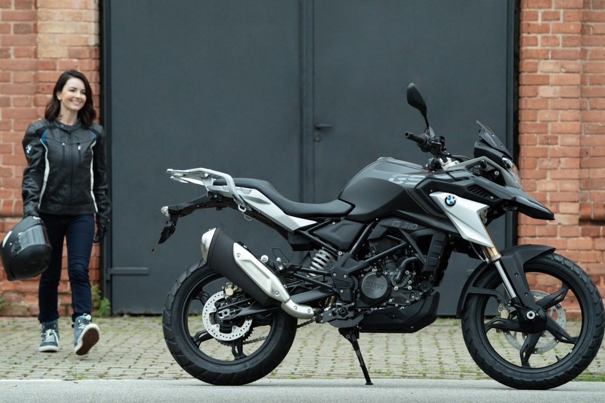 Mulher pilotando BMW G 310 GS