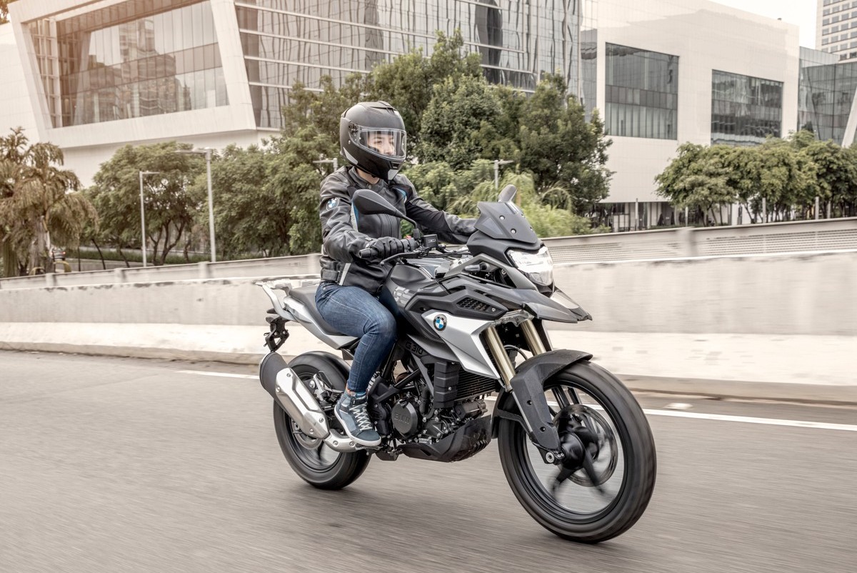 BMW G 310 GS pilotando em rua