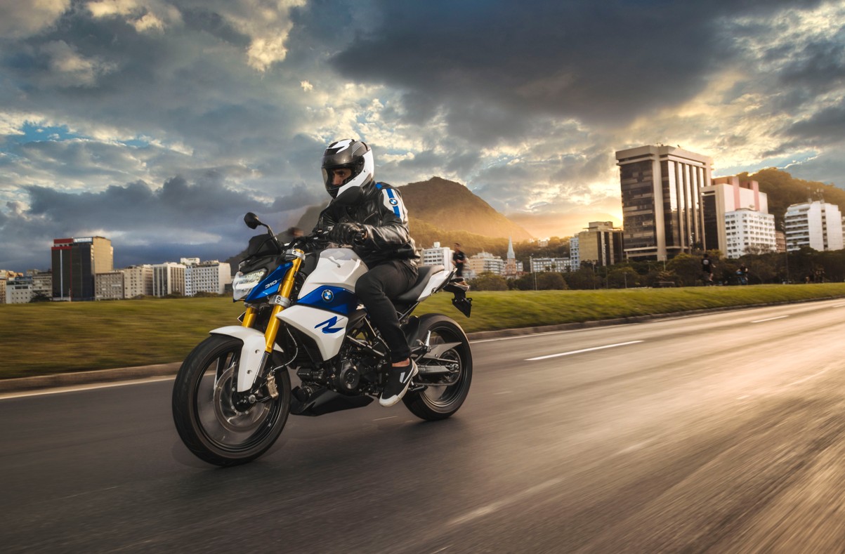 BMW G 310 R azul e branca