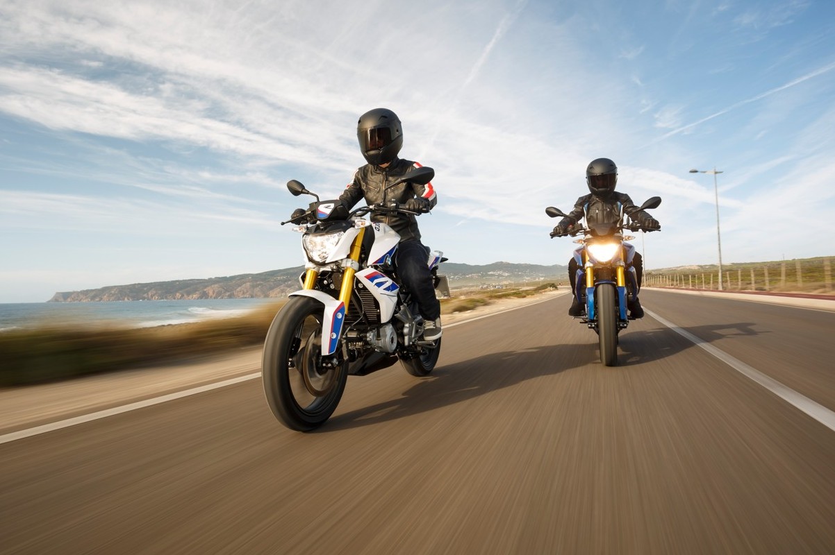 BMW G 310 R com dois pilotos