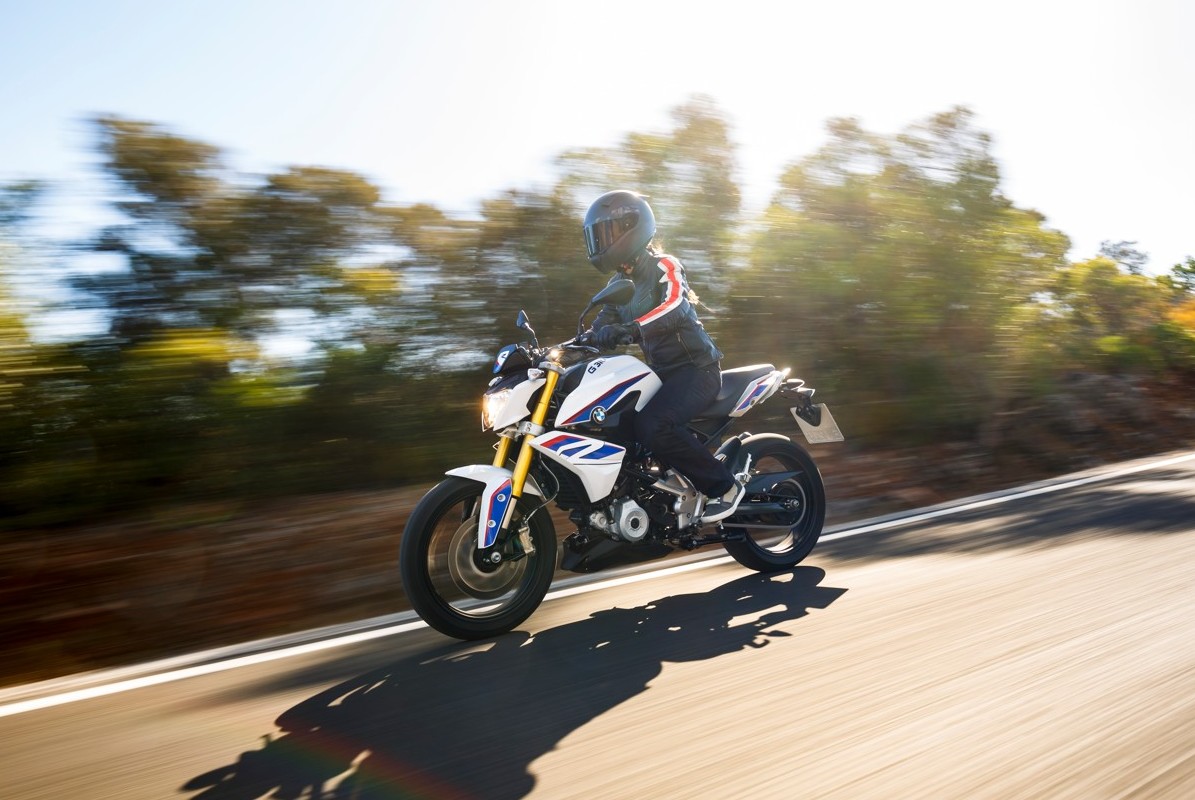 BMW G 310 R em aceleração