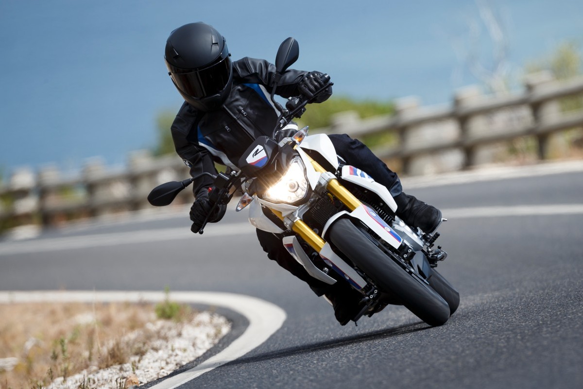 BMW G 310 R em curva com piloto