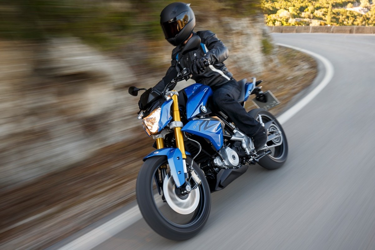 Homem pilotando BMW G 310 R