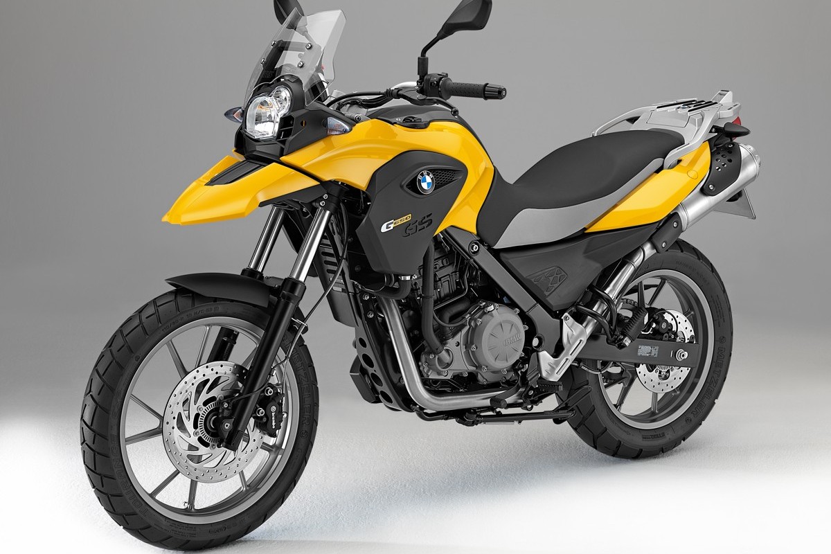 BMW G 650 GS amarela em movimento