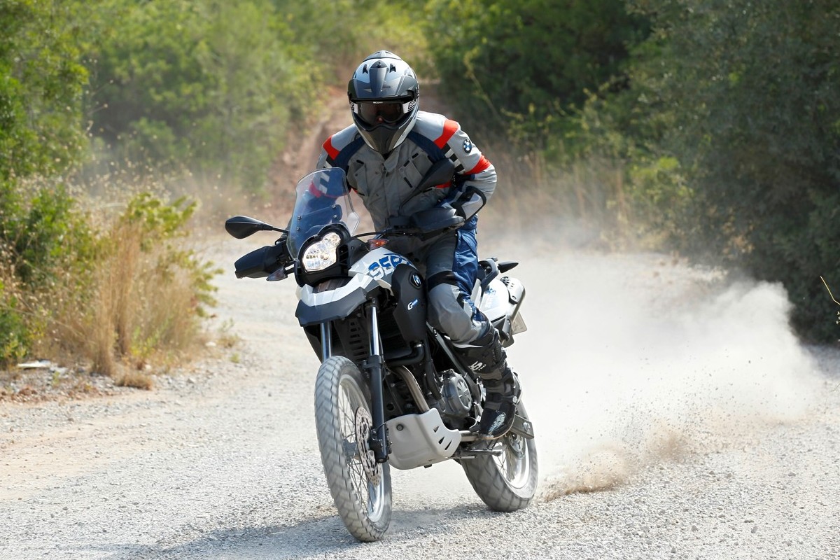 BMW G 650 GS em estrada de terra