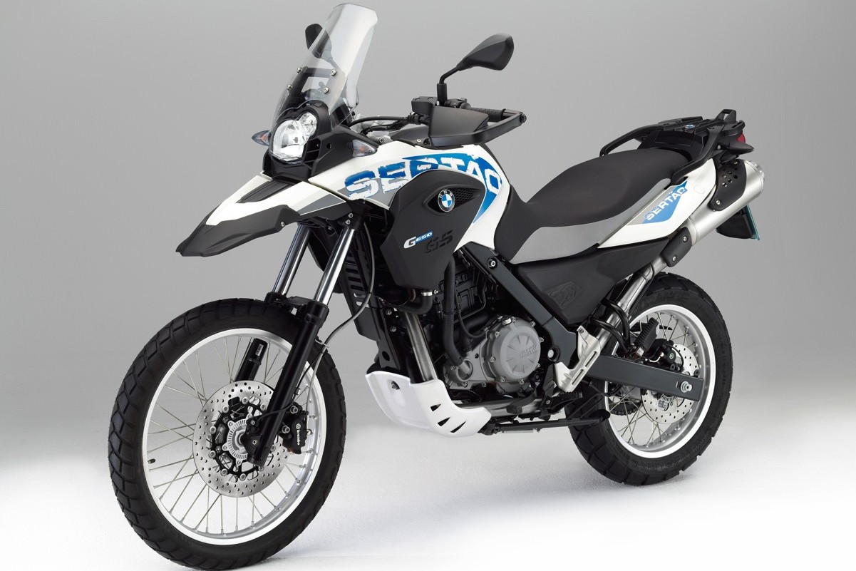 Perfil lateral da BMW G 650 GS branca