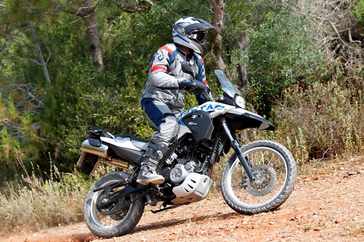 BMW G 650 GS sendo pilotada em estrada
