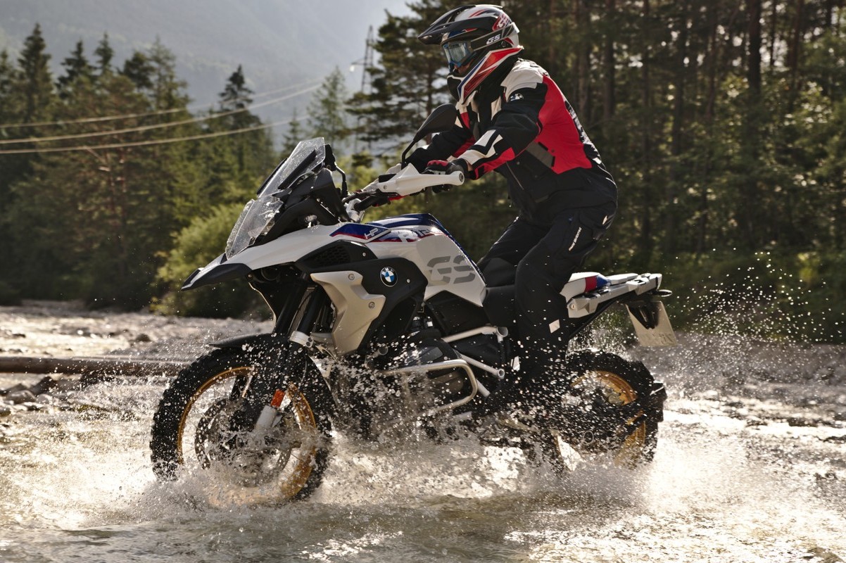 BMW R 1250 GS pilotando em agua