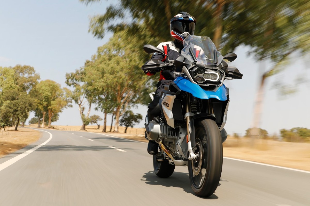 BMW R 1250 GS sendo pilotada vista frontal