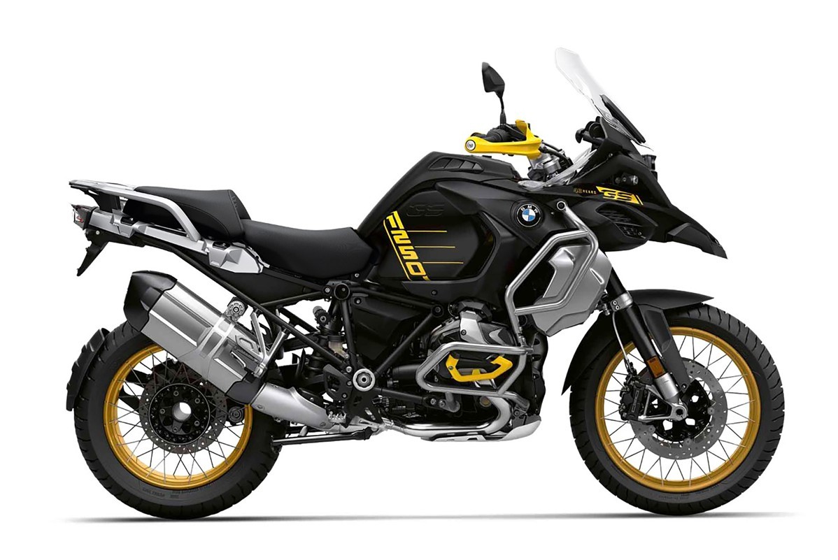 BMW R 1250 GS preta estacionada