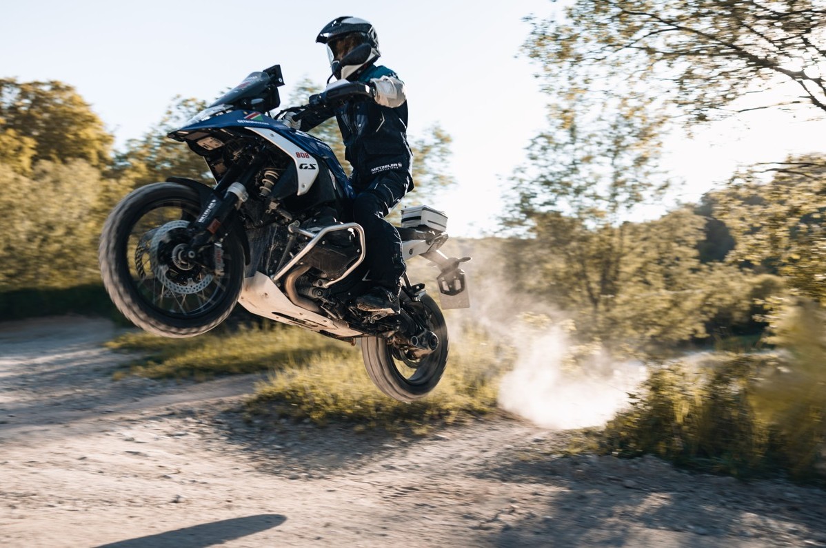 BMW R 1300 GS em trilha pulo extremo