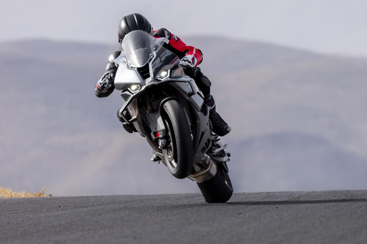 BMW S 1000 RR empinando em corrida