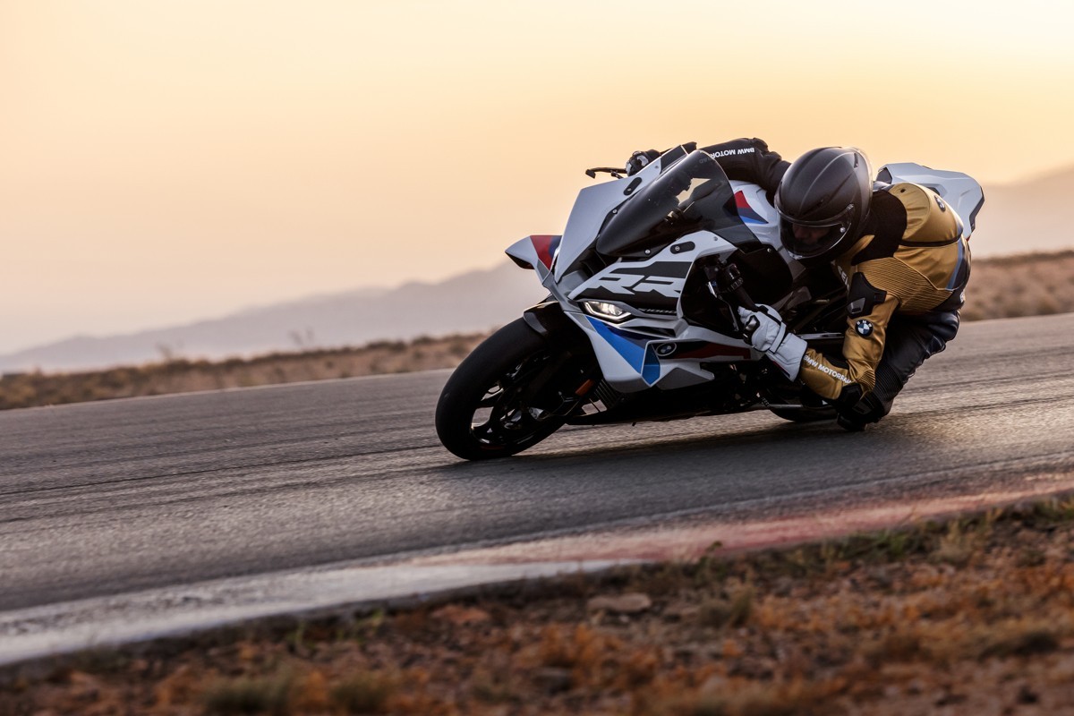 BMW S 1000 RR corrida em estrada