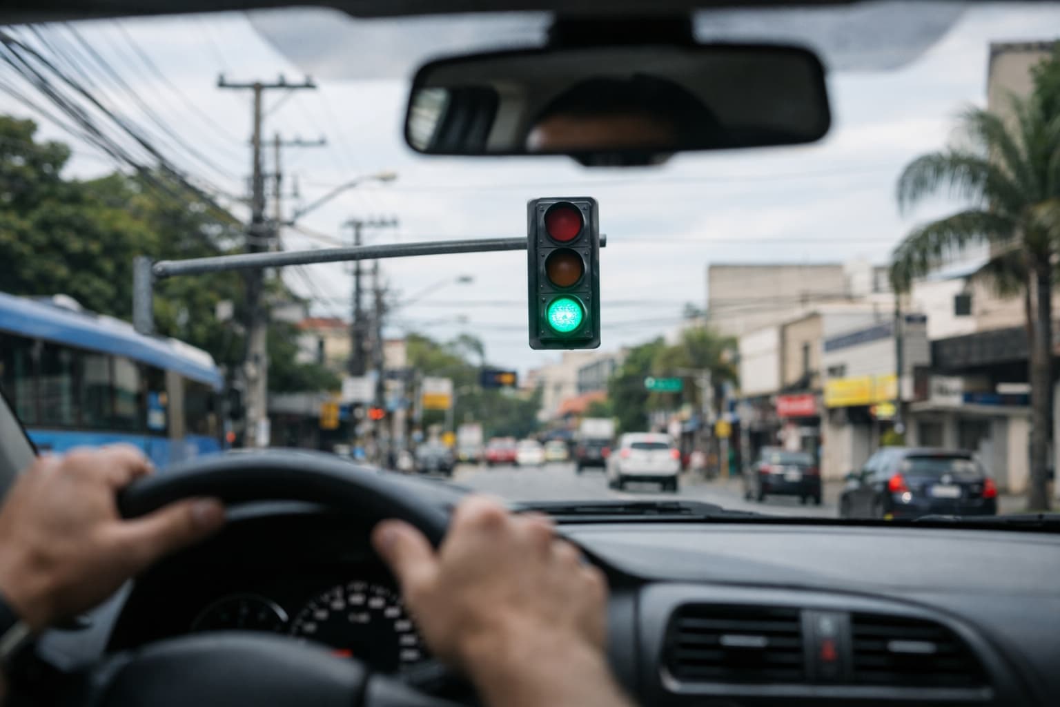 motorista dirigindo com segurança em semáforo