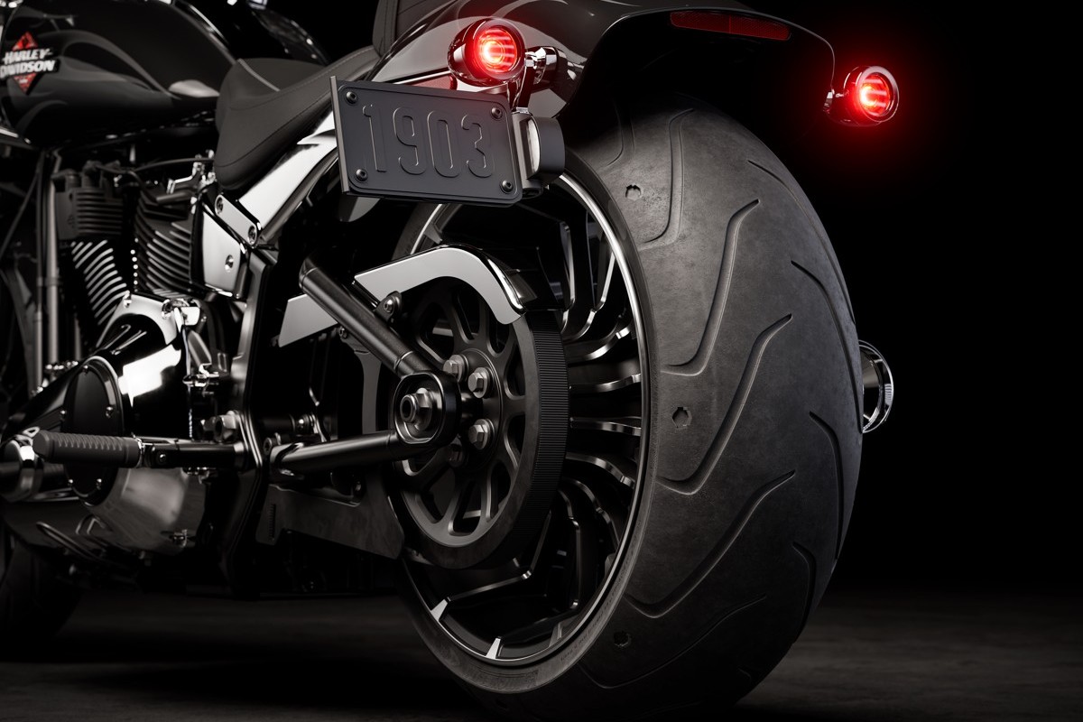 Traseira da Harley-Davidson Breakout com pneu largo 240 mm