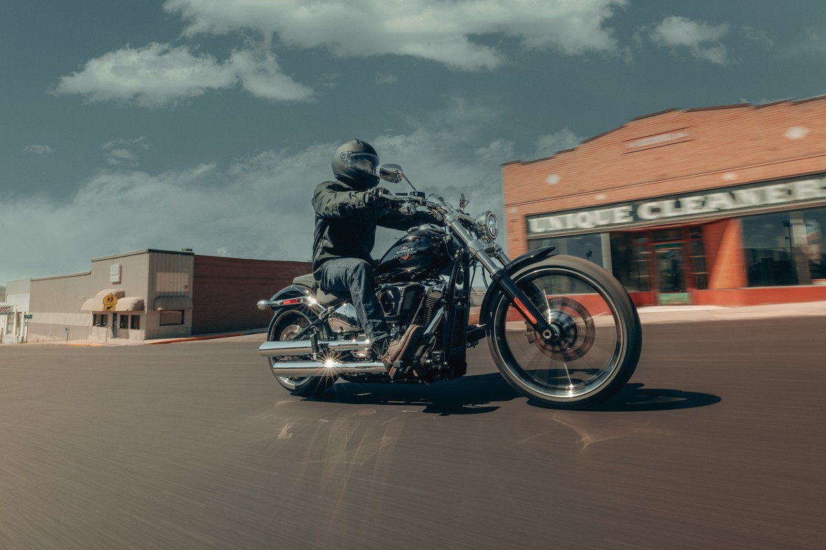 Homem pilotando Harley-Davidson Breakout 2026 em estrada