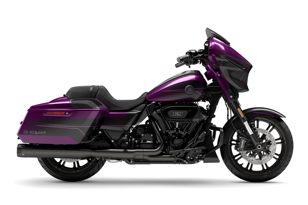 Harley-Davidson CVO Street Glide em cenário de rocha