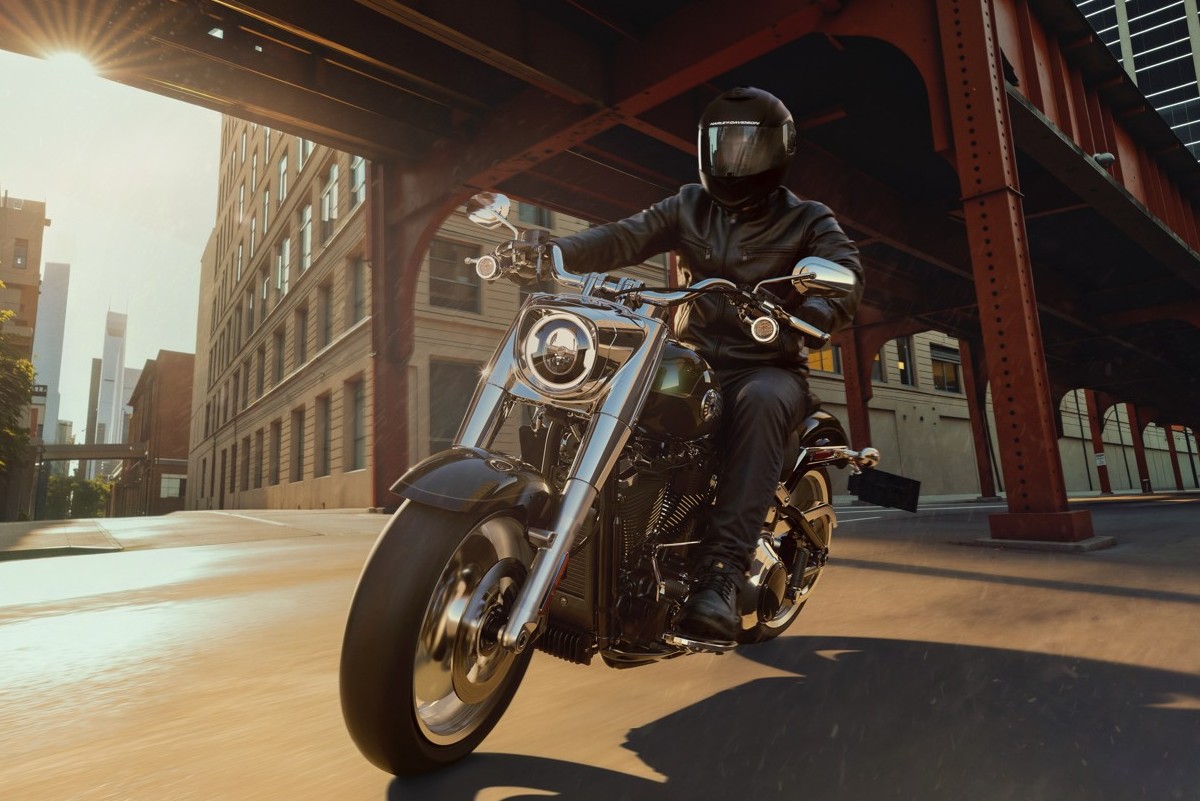Harley-Davidson Fat Boy 2026 em uso urbano