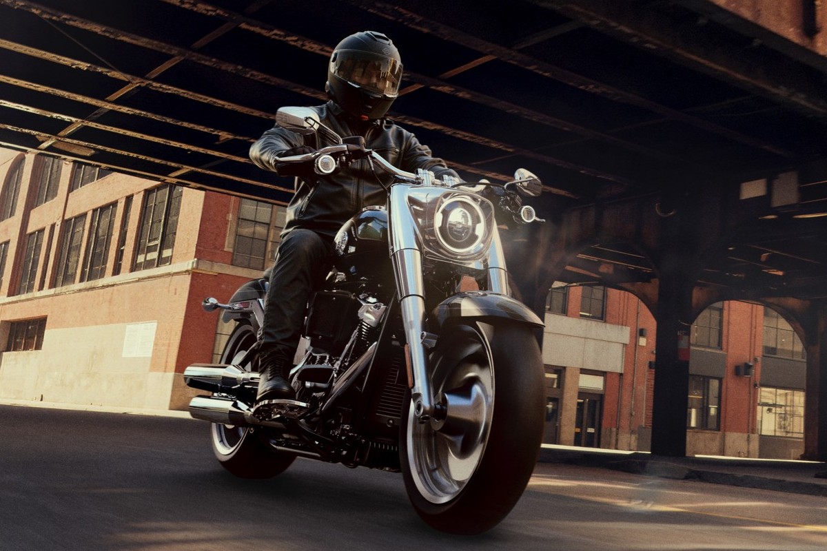 Homem pilotando Harley-Davidson Fat Boy 2026