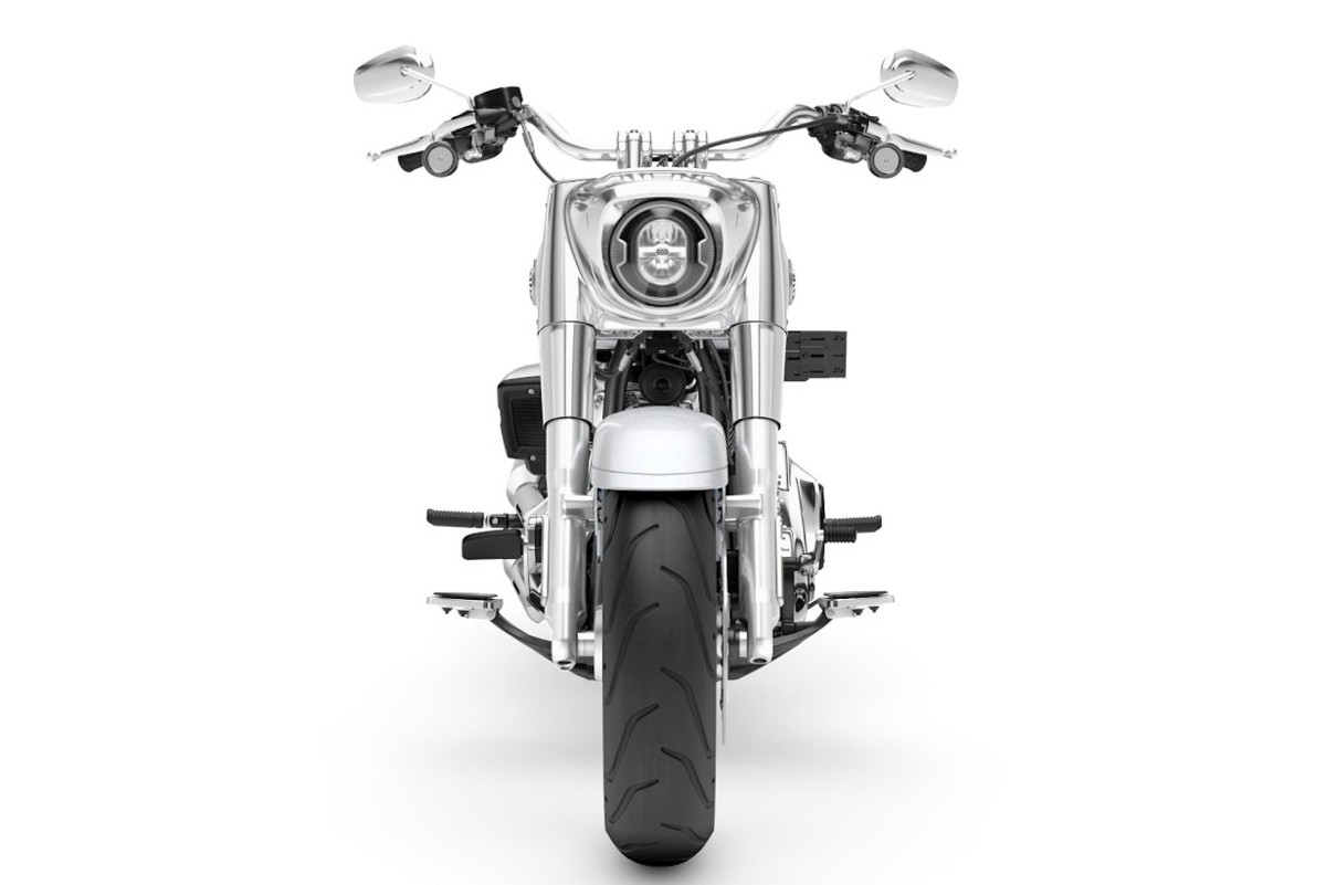 Harley-Davidson Fat Boy de frente destacando o visual robusto