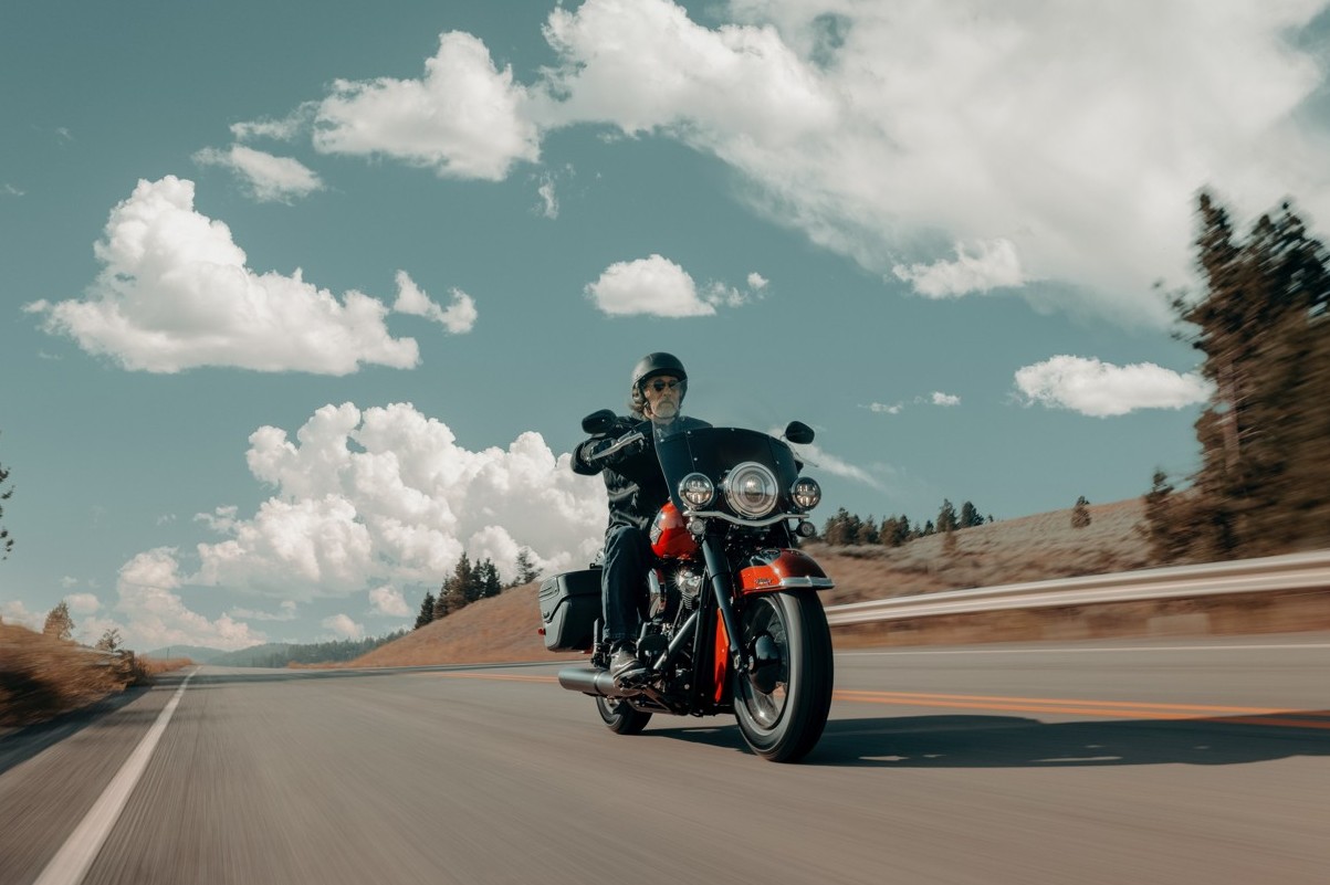 Harley-Davidson Heritage Classic vermelha em movimento