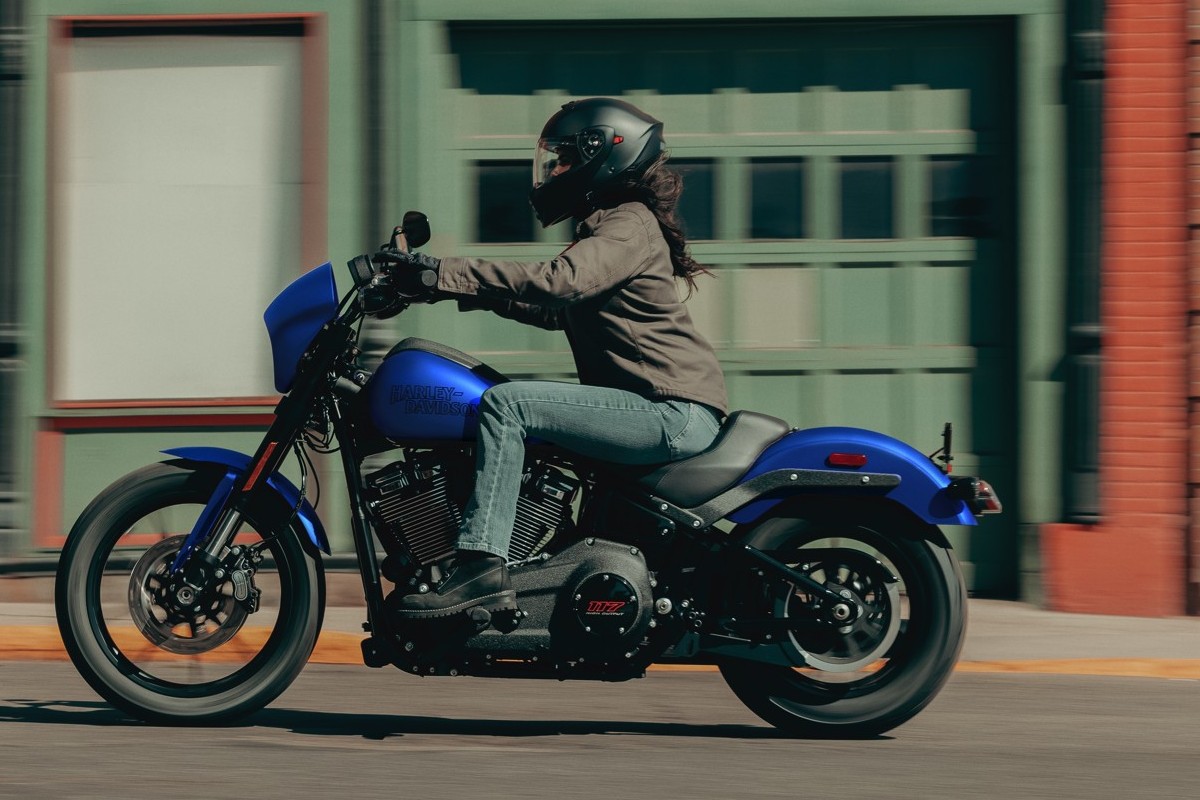Mulher pilotando Harley-Davidson Low Rider S 2026