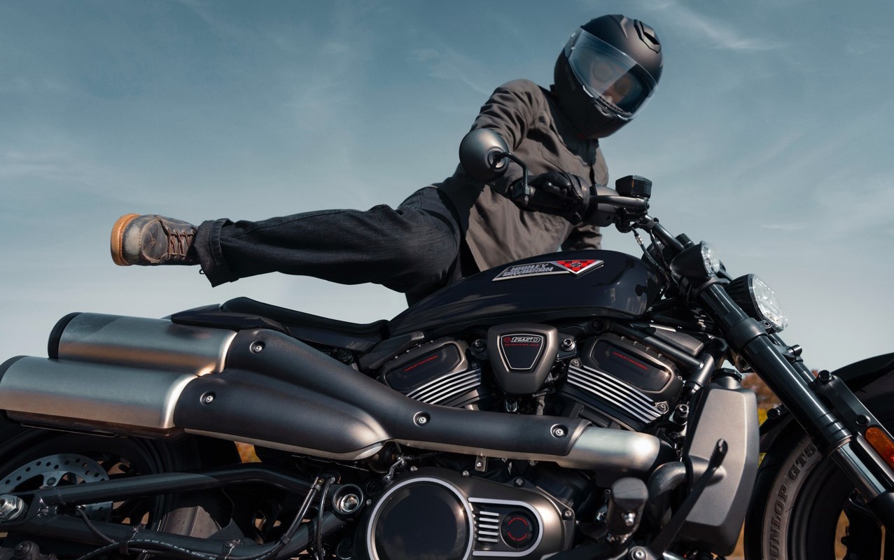 Homem na Harley-Davidson Sportster S 2026